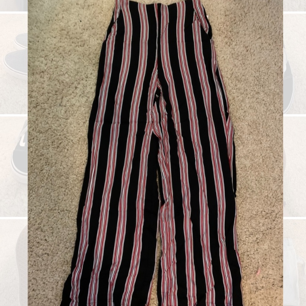 Forever 21 Women’s black white and red flowy pants